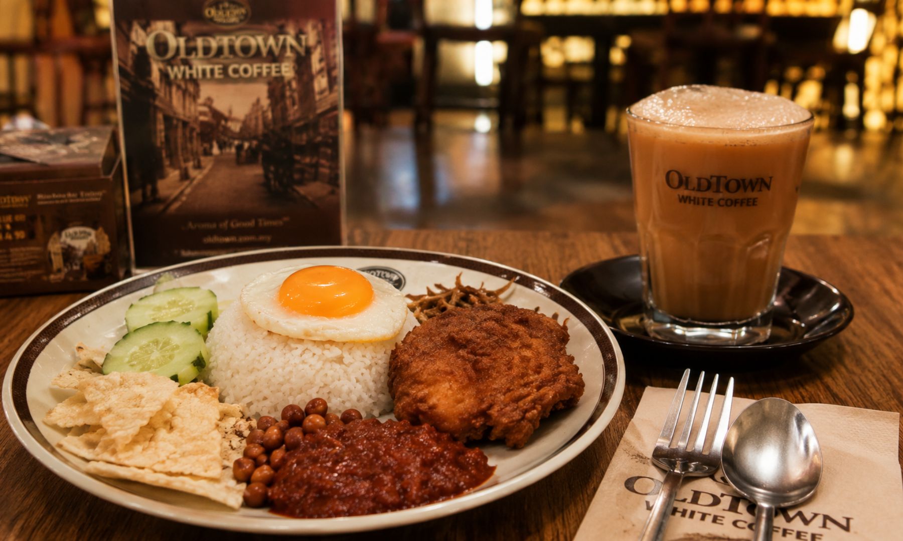 人気カフェ「OLD TOWN」で国民食ナシレマと名物テ・タレ（ミルクティー）のご昼食